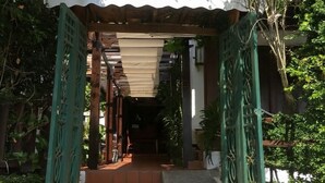 Un pasillo cubierto con piso de baldosas que conduce a la entrada de un edificio.