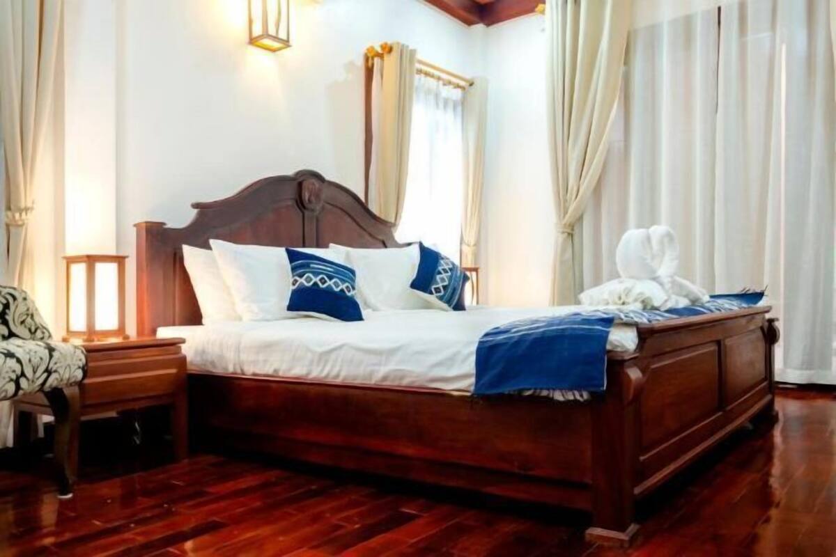 Premium bedding, down comforters, in-room safe, individually decorated
