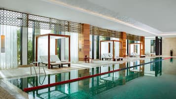 Una piscina techada, camas de piscina gratis