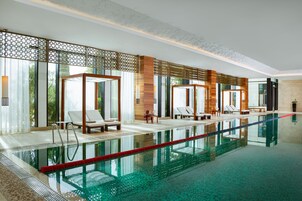 Een binnenzwembad, gratis zwembadcabana's