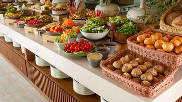 Una mesa de buffet con diferentes alimentos y salsas.