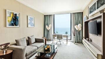 Executive Suite, 1 Bedroom, Sea View | Premium bedding, pillowtop beds, minibar, in-room safe