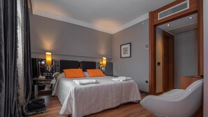 Minibar, safe på rommet, strykejern/-brett og vekkerklokke