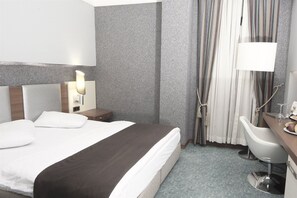 Minibar, coffre-fort, fer et planche à repasser, réveille-matin