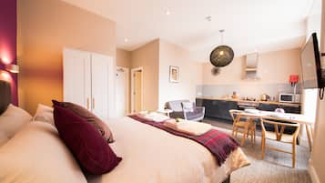 Studio | In-room safe, blackout curtains, iron/ironing board, free WiFi