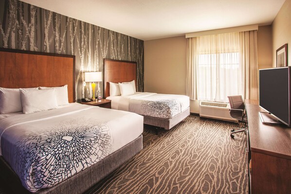 高档床上用品、羽绒被、加厚床垫、办公桌