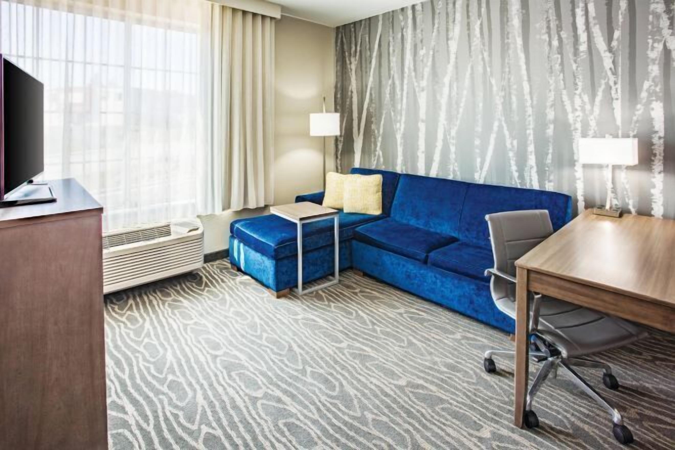 Living area | 37-inch flat-screen TV with satellite channels, TV