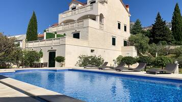 Una piscina al aire libre, una piscina climatizada