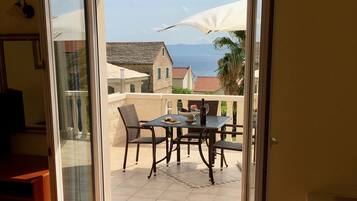 1 habitación, caja de seguridad en la habitación y escritorio