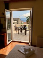 Apartamento conforto, 1 quarto, terraço, vista para o mar (Koralj) | 1 quarto, cofres nos quartos, escrivaninha, quartos à prova de som