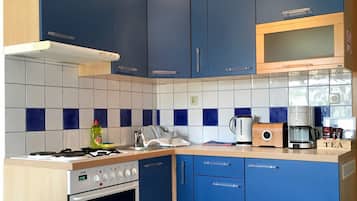 Departamento Confort, 1 habitación, Terraza, vista al mar (Koralj) | Cocina privada | Refrigerador, horno, parrilla de estufa y cafetera y tetera