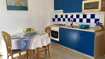 Standaard appartement, 1 slaapkamer, terras, uitzicht op zee (Agava) | 1 slaapkamer, een kluis op de kamer, een bureau, geluiddichte muren