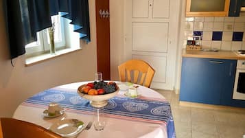 Apartment, 1 Schlafzimmer, Terrasse, Meerblick (Mimoza) | Eigene Küche | Kühlschrank, Ofen, Herdplatte, Wasserkocher mit Kaffee-/Teezubehör