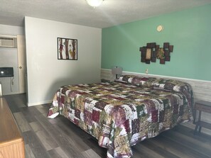 Escritorio, wifi gratis y ropa de cama