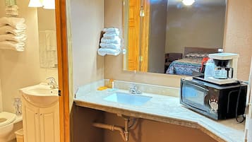 Deluxe Triple Room | Bathroom | Towels