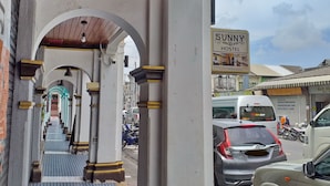 Un hostal con un cartel que lo anuncia como 'Sunny Hostel'.