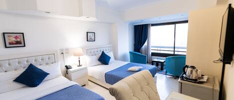 Chambre Triple | Minibar, coffres-forts dans les chambres, ameublement personnalisé