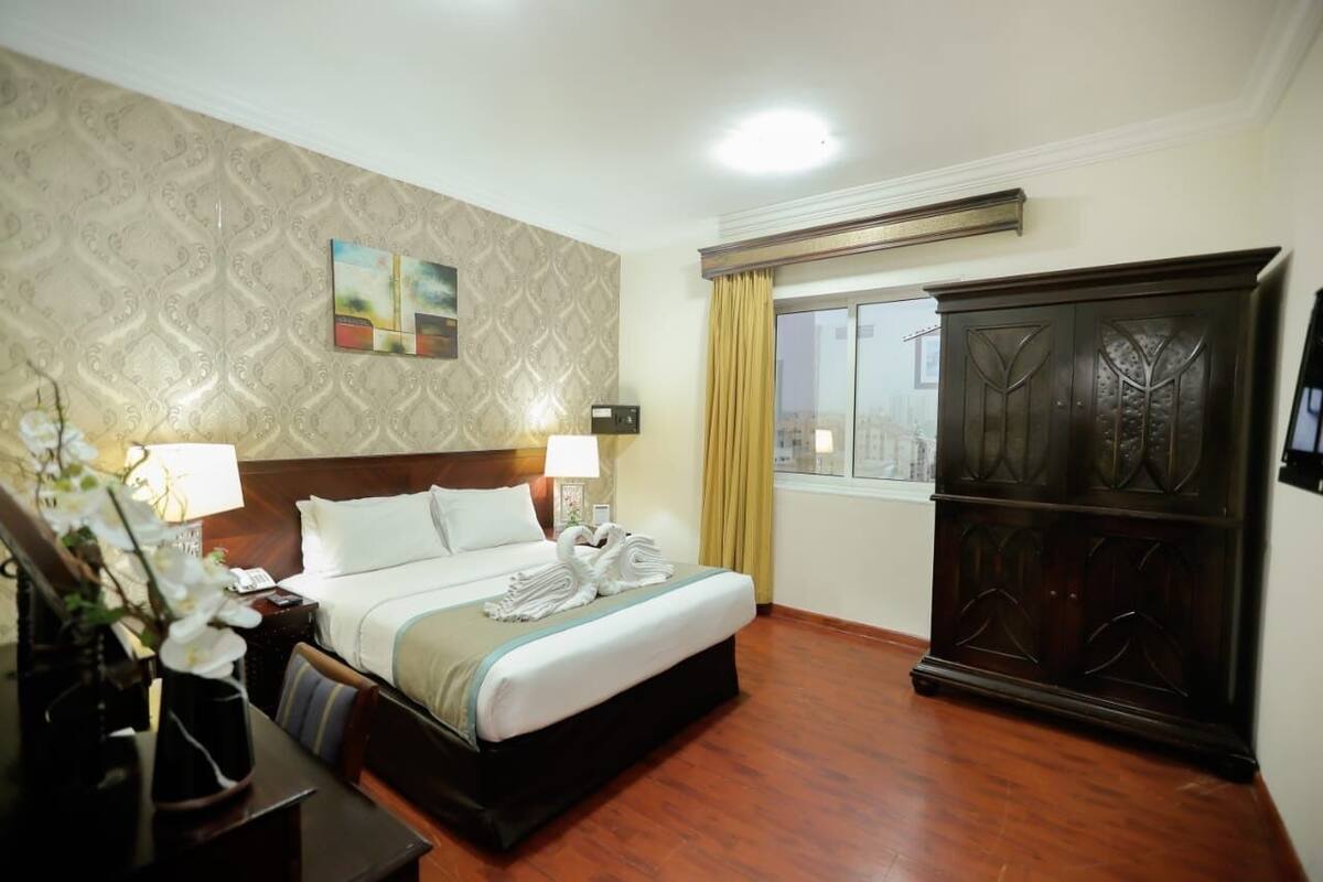 In-room safe, desk, iron/ironing board (on request), WiFi (free)
