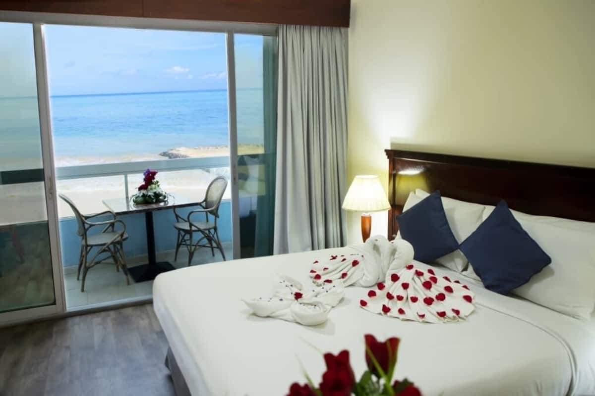 Deluxe Double - King | 1 bedroom, in-room safe, desk, iron/ironing board