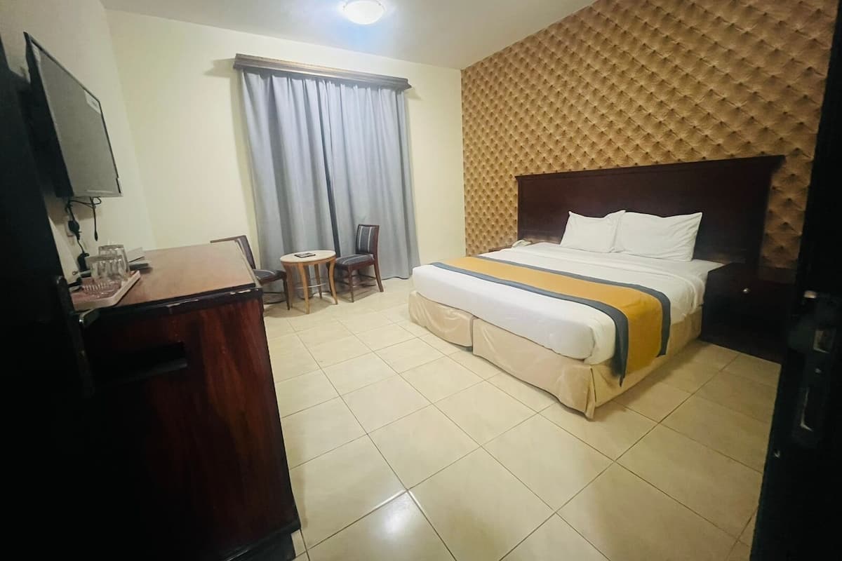 Basic Studio | Bathroom | Shower, free toiletries, towels, soap