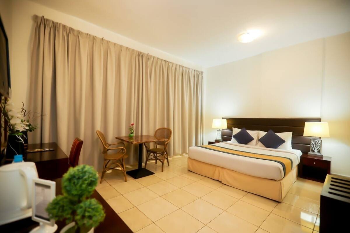 Standard Double - King | In-room safe, desk, iron/ironing board (on request), WiFi (free)