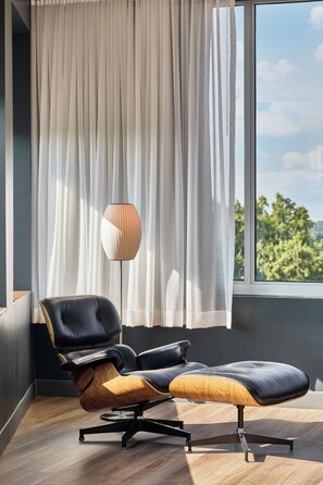 スイート キングベッド 1 台ソファーベッド付き (View) | 低刺激性寝具、羽毛の掛け布団、セーフティボックス (室内)、デスク