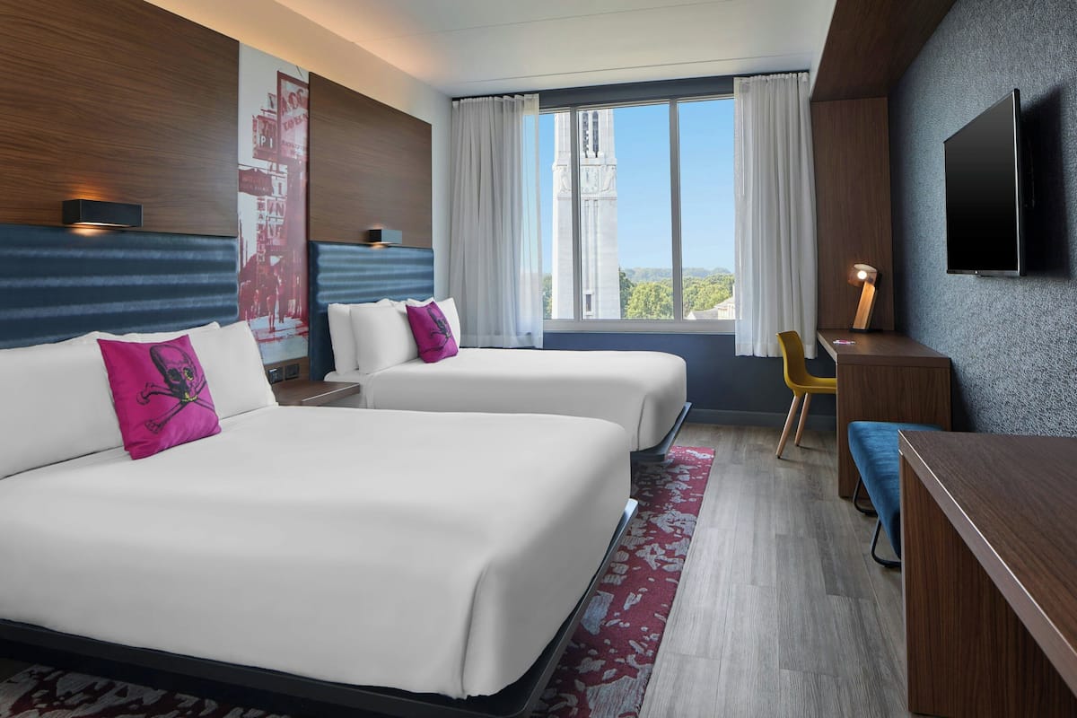 Spacious Savvy Room, 2 Queen Beds | Seprai antialergi, selimut bulu angsa, brankas, dan meja kerja