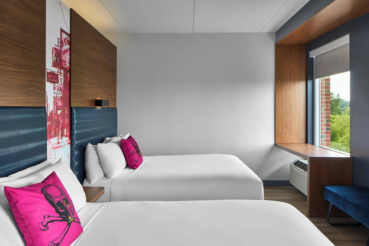 aloft, Kamar, 2 Tempat Tidur Queen | Seprai antialergi, selimut bulu angsa, brankas, dan meja kerja