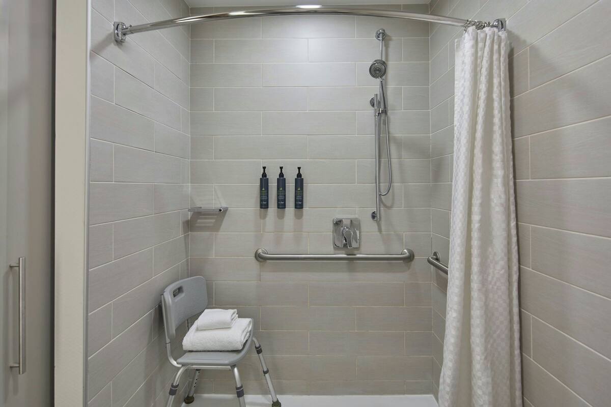 Ducha, artículos de higiene personal gratuitos y secador de pelo