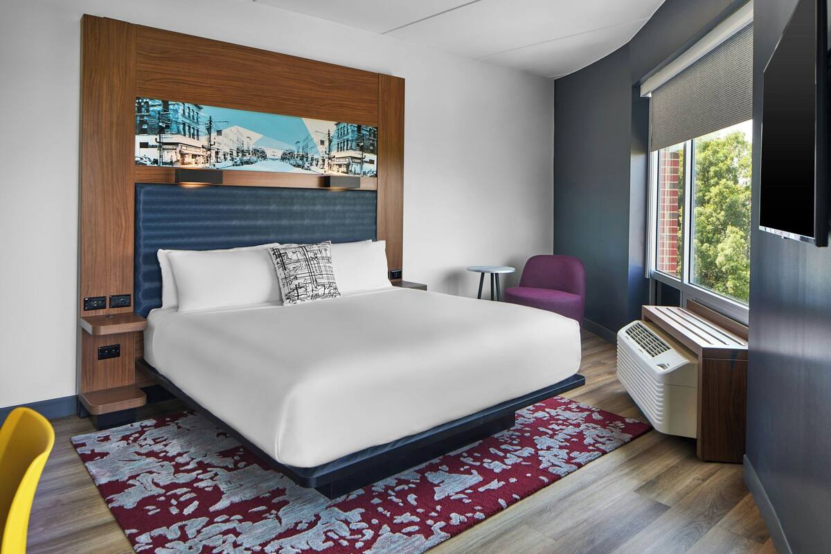 Habitación, 1 cama de matrimonio grande | Edredones de plumas, caja fuerte, escritorio
