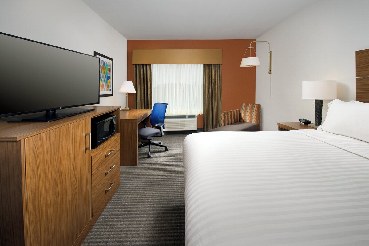 Premium bedding, in-room safe, desk, iron/ironing board