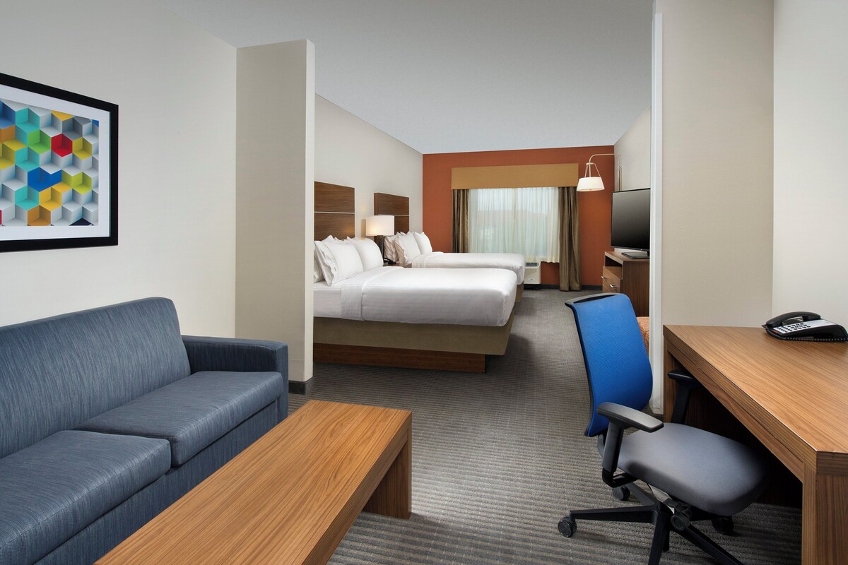 Premium bedding, in-room safe, desk, iron/ironing board
