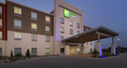 Holiday Inn Express & Suites Bay City, an IHG Hotel