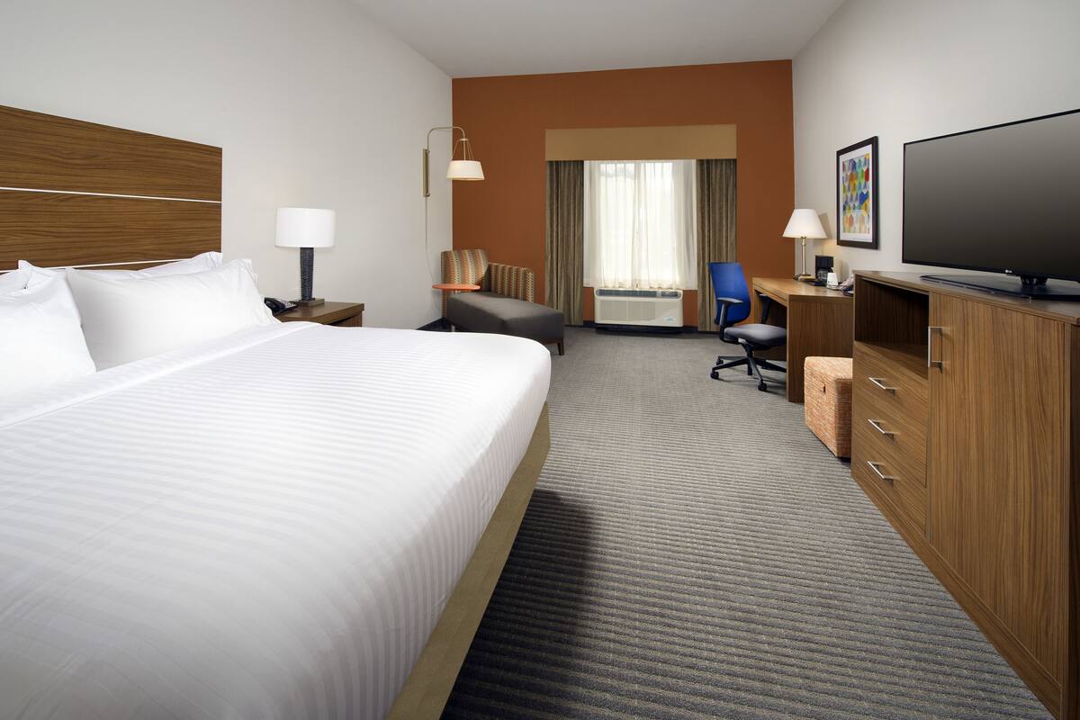 Premium bedding, in-room safe, desk, iron/ironing board