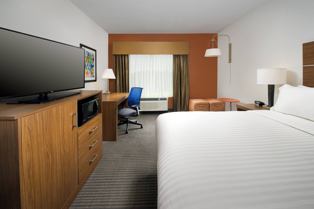 Premium bedding, in-room safe, desk, iron/ironing board