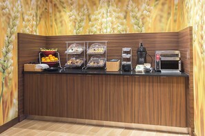 Free daily continental breakfast  - Fairfield Inn & Suites Jamestown (Jamestown)