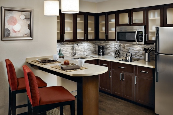 Coffee/tea maker, full-size fridge, microwave, stovetop
