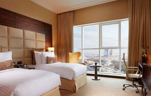 Peralatan tempat tidur premium, bar mini, peti besi dalam bilik, meja 