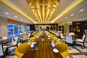 Desayuno buffet (AED 45 por persona) 
