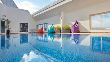 Outdoor pool, sun loungers