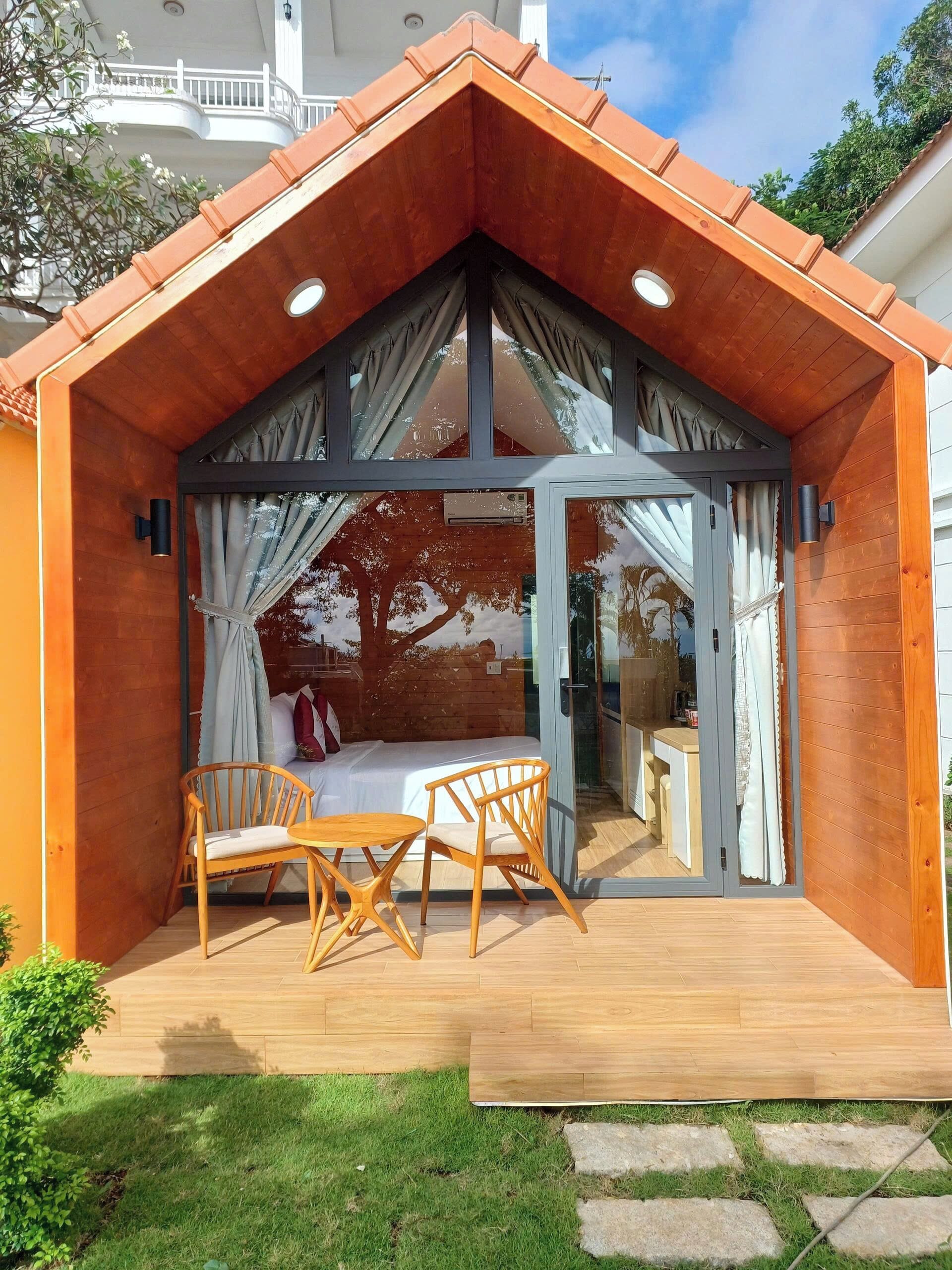 Minibar, caja de seguridad en la habitación y escritorio 