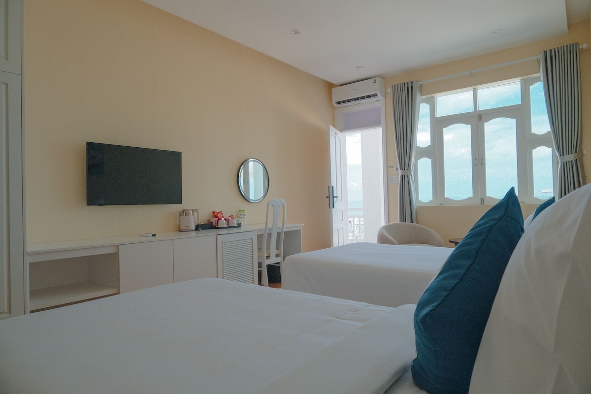 Deluxe Twin Room, Sea View | Minibar, in-room safe, desk, blackout curtains