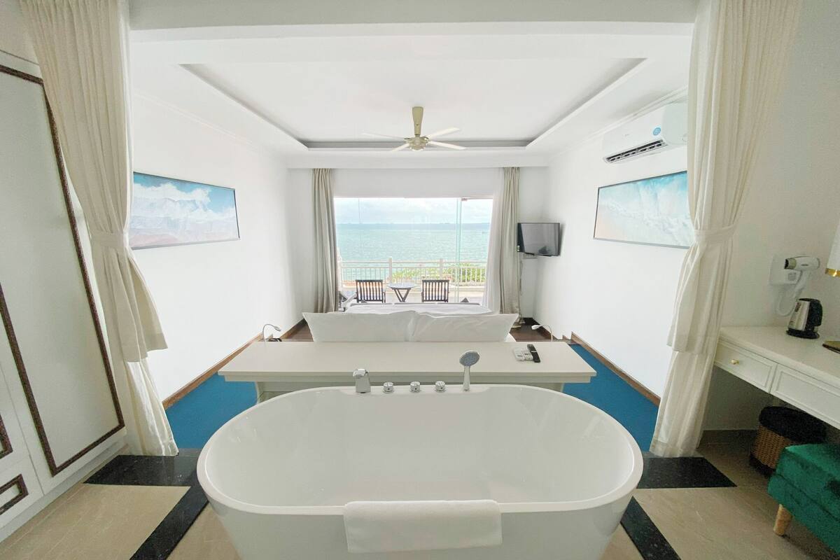 Premium Deluxe Ocean View and Balcony | Phòng tắm | Đồ dùng nhà tắm miễn phí, máy sấy tóc, dép đi trong nhà 