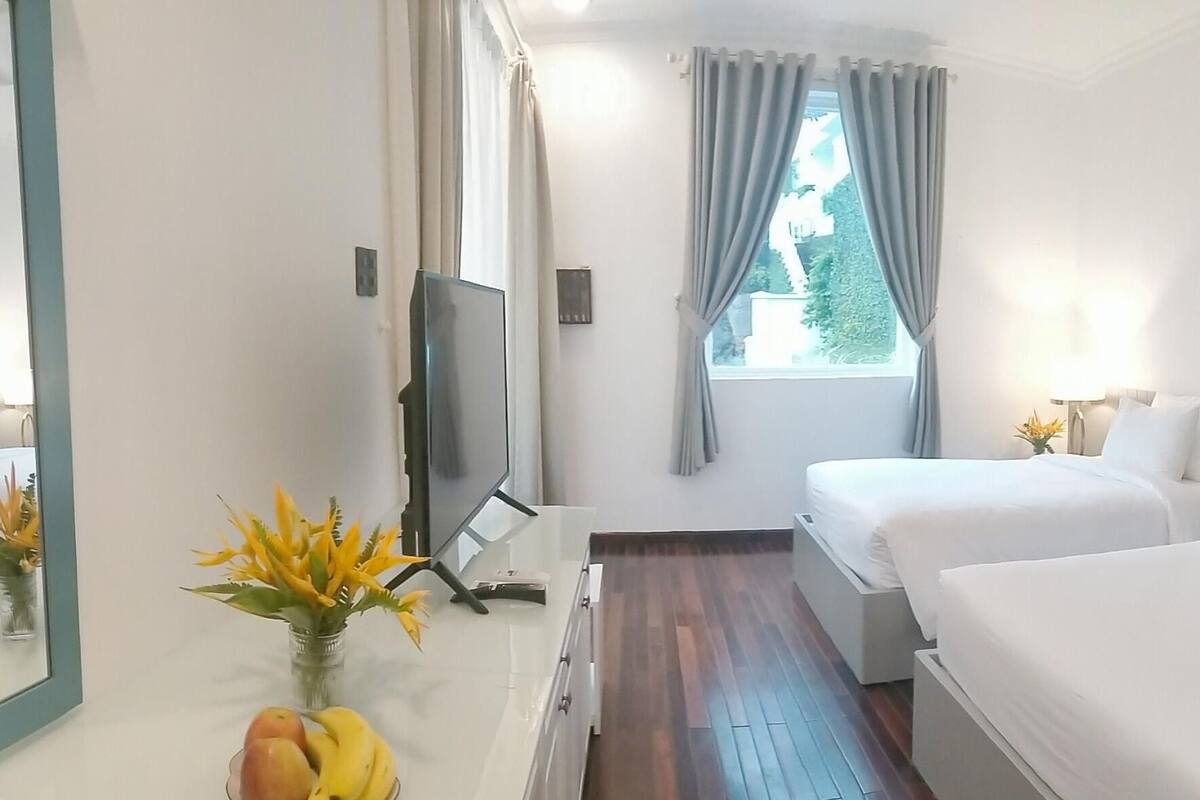 Phòng 2 giường đơn Deluxe | Minibar, két bảo mật tại phòng, bàn, màn/rèm cản sáng 