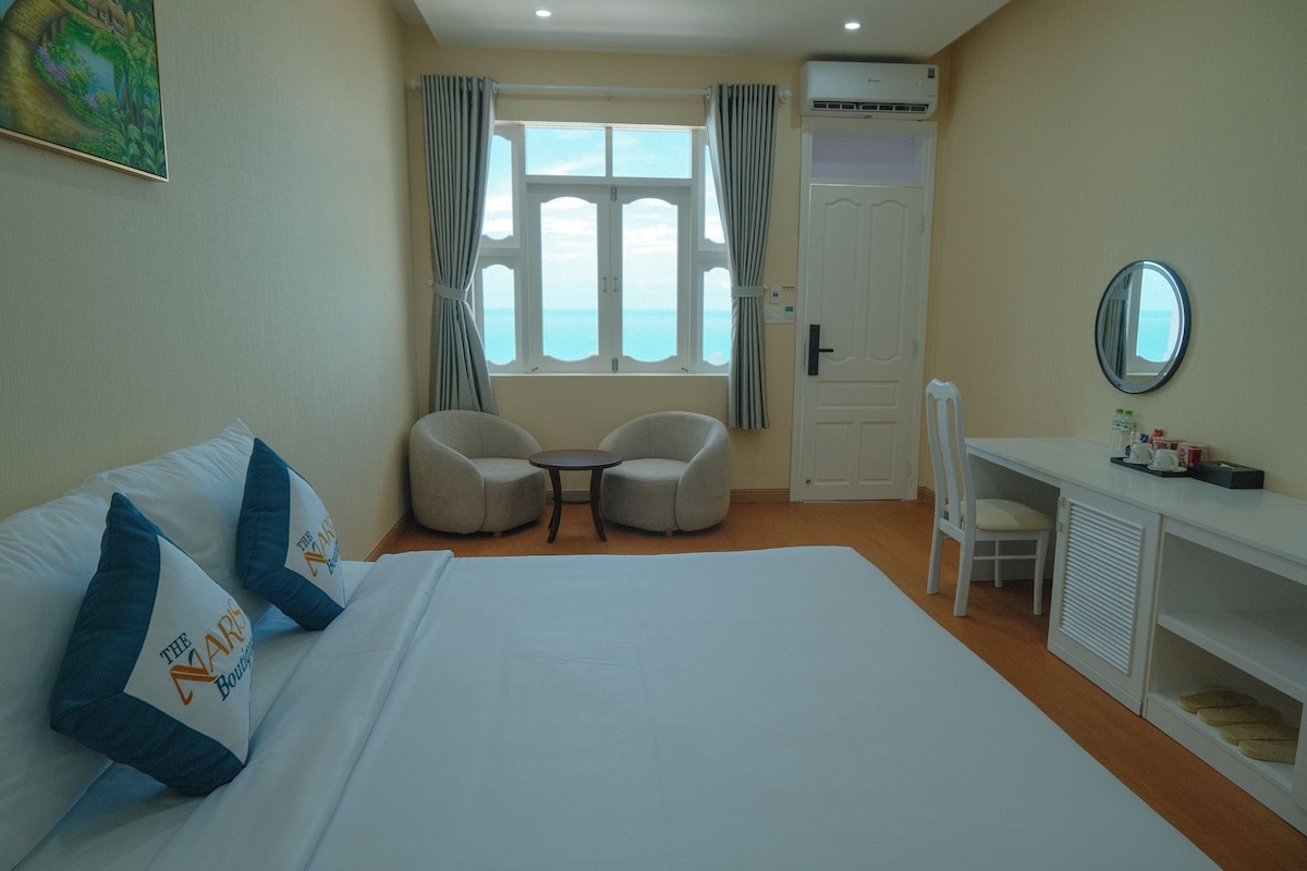 Deluxe Double Room, Sea View | Minibar, in-room safe, desk, blackout curtains