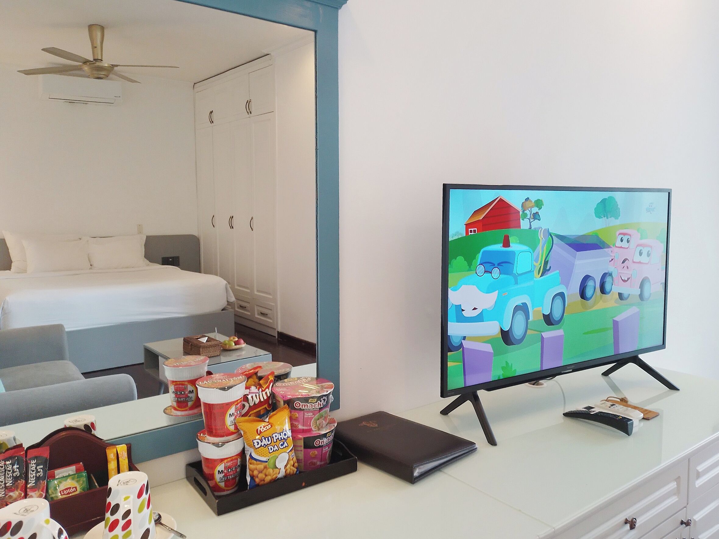 Quarto casal luxo | Frigobar, cofres nos quartos, escrivaninha, cortinas blackout