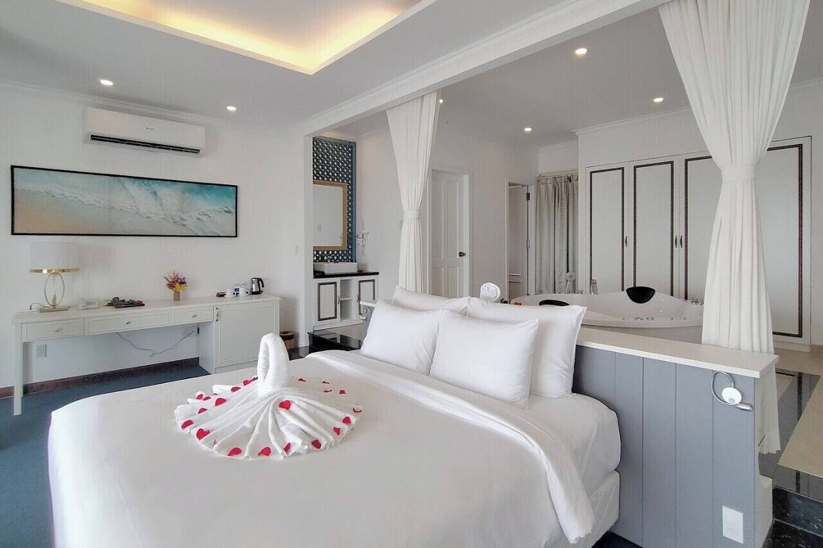 Suite Seaview with Hot Tub and Balcony | Minibar, két bảo mật tại phòng, bàn, màn/rèm cản sáng 