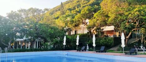 Una piscina al aire libre