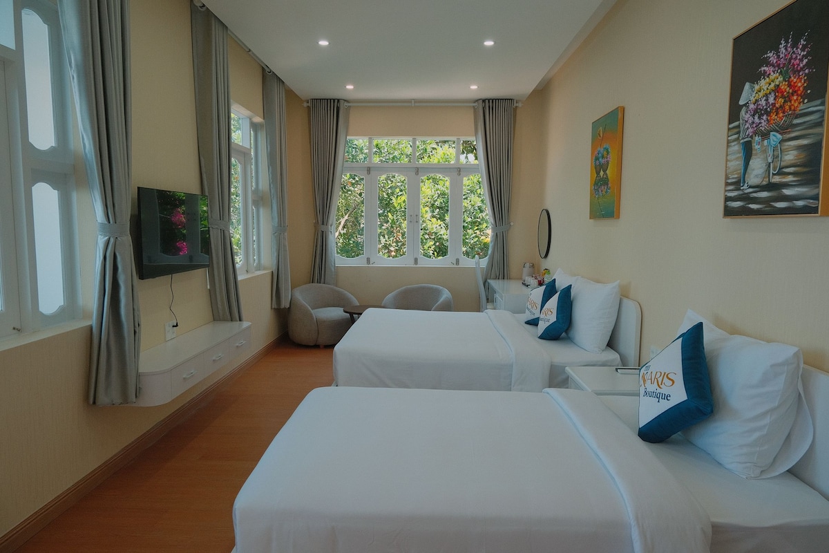 Triple Room | Minibar, in-room safe, desk, blackout curtains