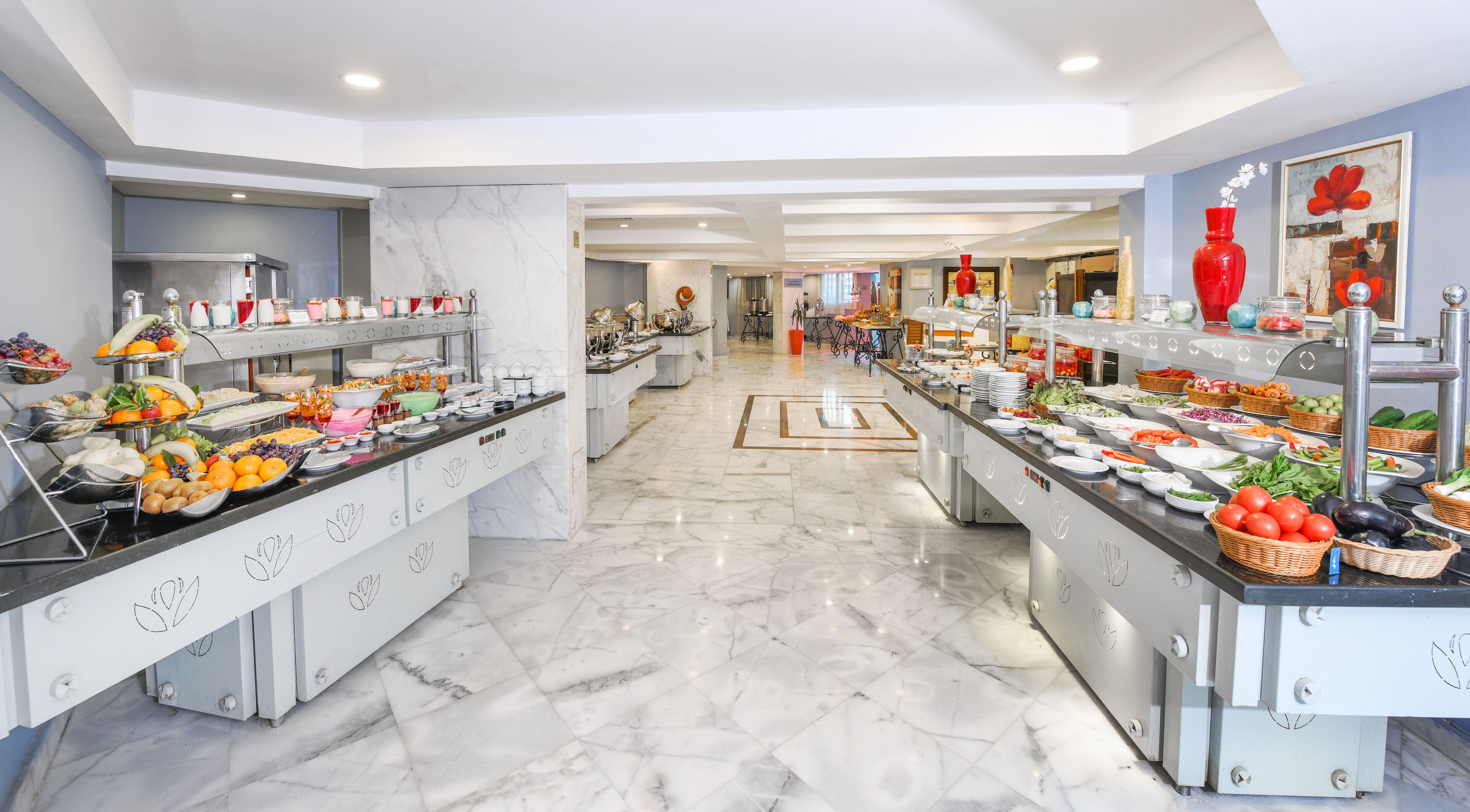 2 restaurants, breakfast, lunch, dinner served; international cuisine